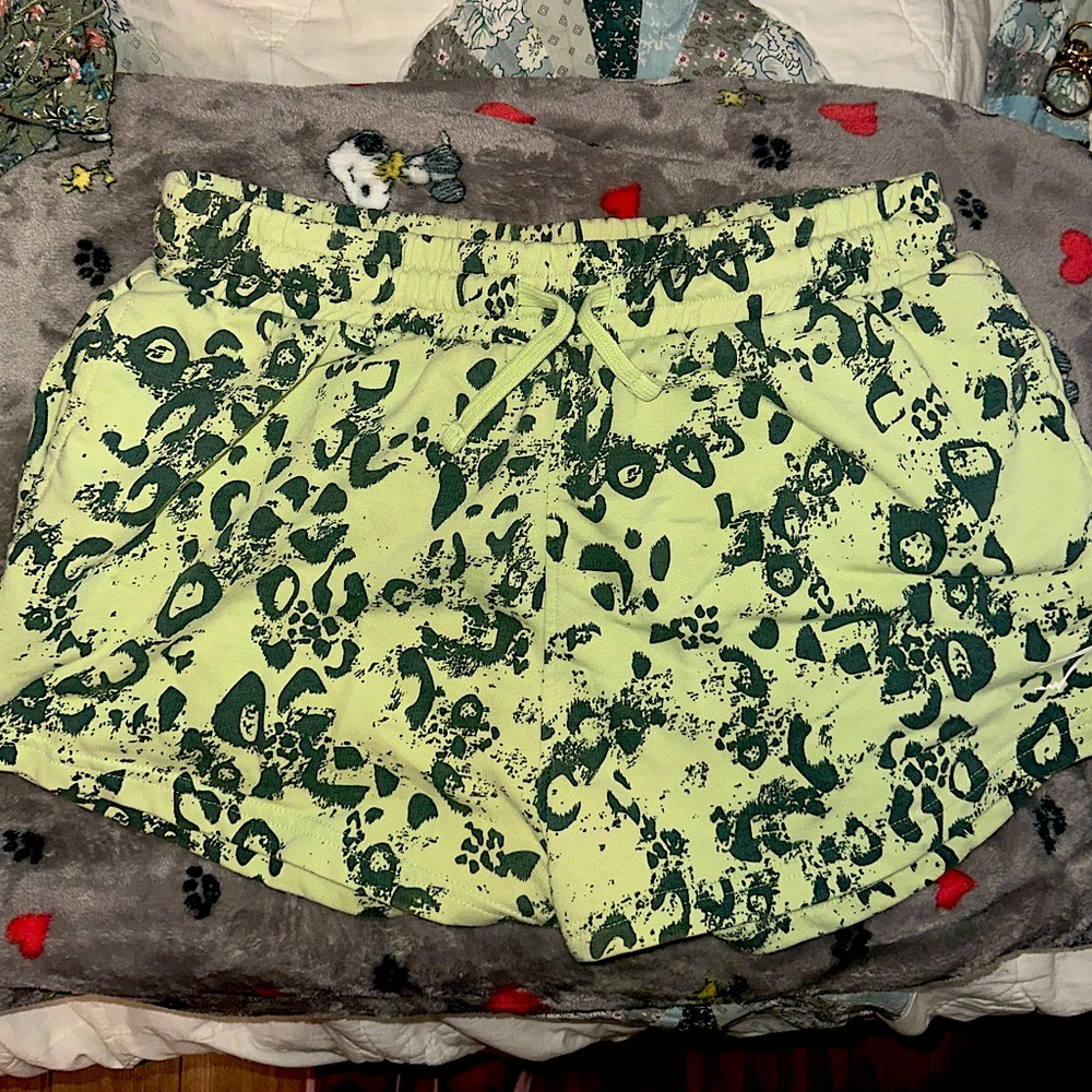 Green cheetah print shorts 💚